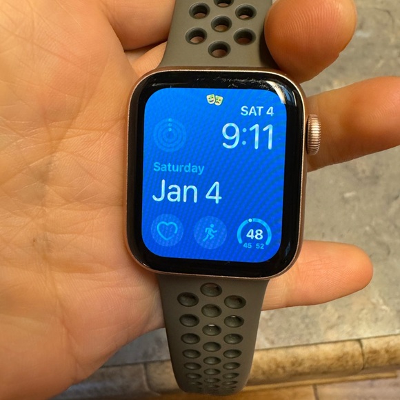 APPLE Watch Series 5 40mm GPS Rose Gold Stainless Steel Stone Sport Band + extra - Picture 6 of 7